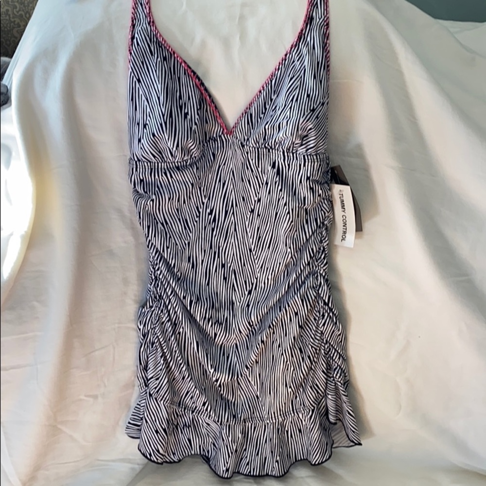 Kenneth Cole REACTION tummy control suit Sz M